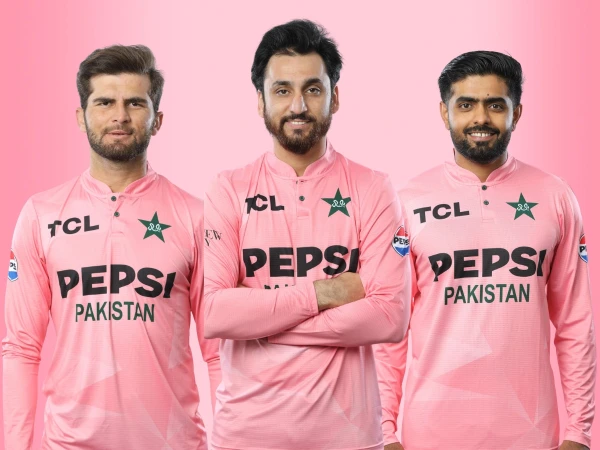 پاکستانی ٹیم کی نئی پنک جرسی کی رونمائی