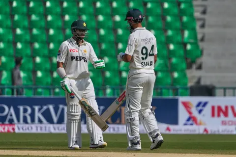 پہلا ٹیسٹ: پاکستان  نے لنچ تک ایک وکٹ کے نقصان پر 107 رنز بنا لیے