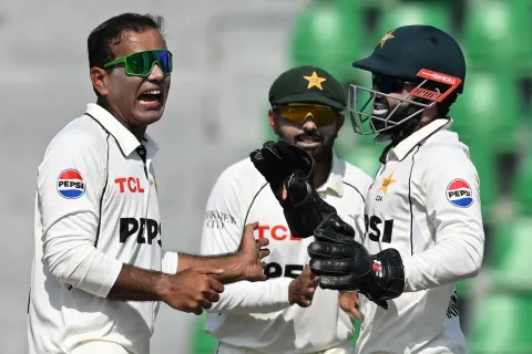 لاہور ٹیسٹ: پاکستان کی دوسری اننگز جاری، 36 رنز پر 2 وکٹیں گر گئیں