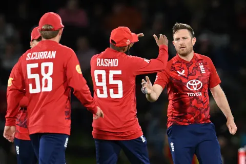 انگلینڈ  نے نیوزی لینڈ کو دوسرے ٹی ٹوئنٹی میں 65 رنز سے شکست دے دی