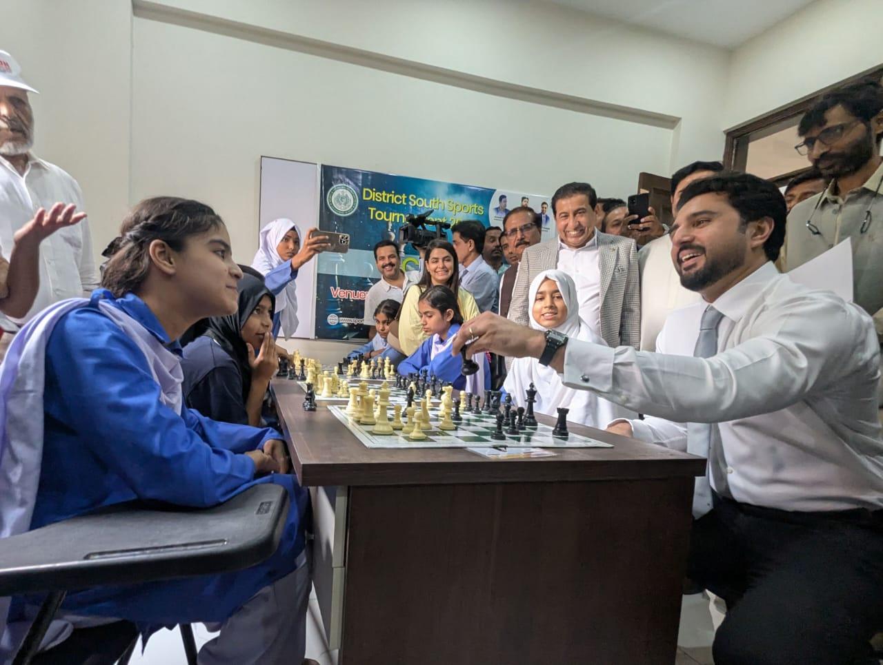 وزیر کھیل سندھ سردار محمد بخش مہر نے 8 کروڑ 52 لاکھ روپے کی لاگت سے تعمیر کیے گئے یوتھ ڈویلپمنٹ سینٹر ساؤتھ کا افتتاح کیا.