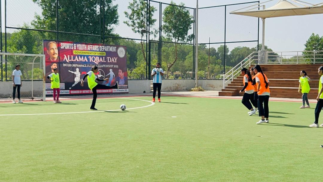 ۔محکمہ کھیل سندھ کی جانب سے ڈسٹرکٹ اسپورٹس آفیسر اسماعیل شاہ کے زیرِ اہتمام علامہ اقبال ڈے کے موقع پر “انٹر آر فینیج فٹسال چیمپئن شپ 2025” کا ایک روزہ انعقاد کیا گیا۔