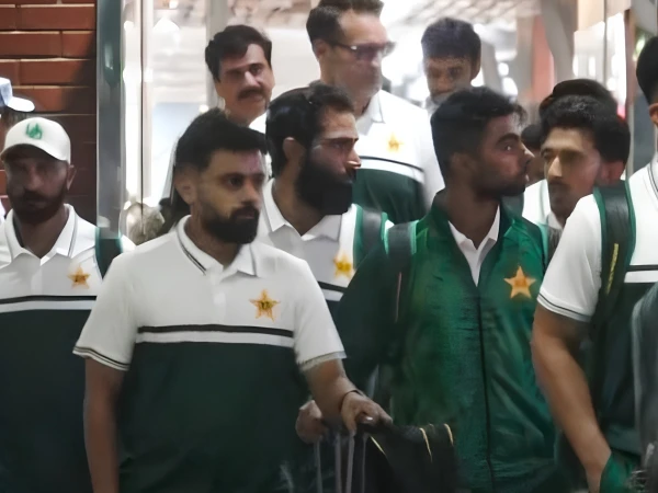 پاکستان ٹیسٹ اسکواڈ بنگلہ دیش کے خلاف سیریز کے لیے کراچی سے ڈھاکہ پہنچ گیا
